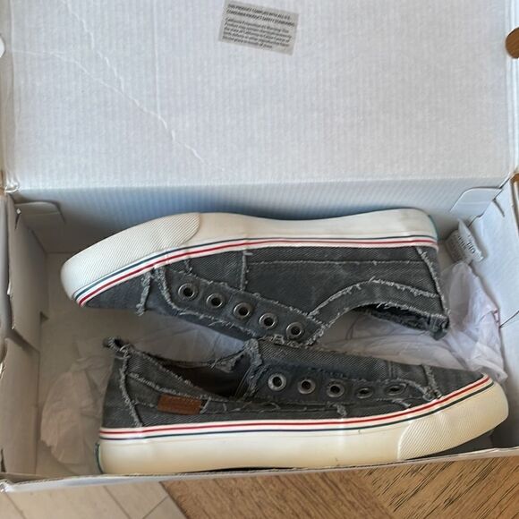 BLOWFISH MALIBU GREY DISTRESSED NO SHOELACE SNEAKERS.   NEW. - Picture 7 of 8